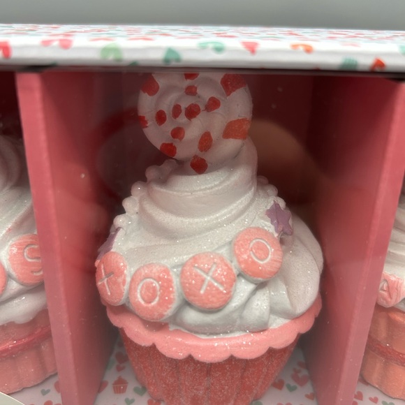 Love & Cupcakes Valentine's Day Cupcakes Figurines Shelf Sitters Set Of 3 NEW - Picture 4 of 5